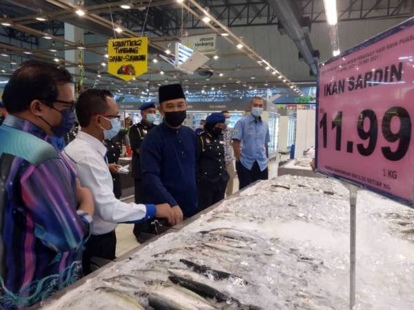 Abdul Yunus (tiga dari kiri) ketika membuat pemantauan harga di Pasar raya Mydin Parit Buntar sempena pelancaran SHMMP Hari Raya Puasa 2021 Fasa 2 peringkat negeri Perak pada Khamis.