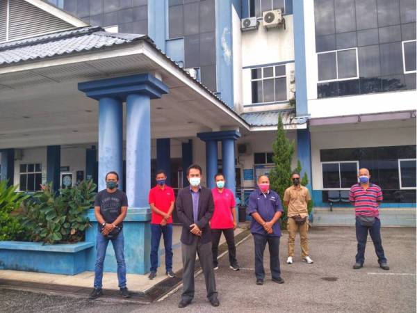 Rusdi (tiga dari kanan) bersama Fakhrulnizam (tiga dari kiri) ketika tiba untuk membuat laporan polis di IPD Raub pada Khamis.