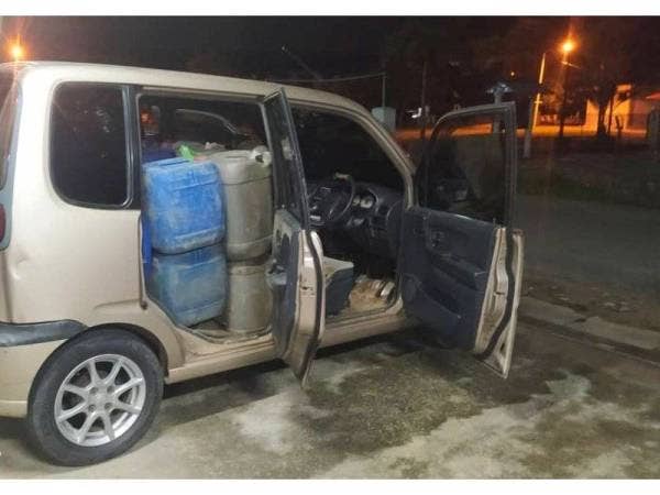 PGA Batalion 7 Kuantan mematahkan cubaan menyeludup 600 liter minyak petrol bersudsidi ke negara jiran selepas menahan sebuah kereta jenis Perodua Kenari berhampiran Simpang Empat Salam, Rantau Panjang.