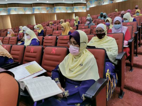 Antara peserta program World #QuranHour di Dewan Konvensyen Wisma Darul Iman terdiri dalam kalangan anggota Persatuan Suri dan Anggota Perkhidmatan Awam Malaysia (Puspanita) pada Khamis.