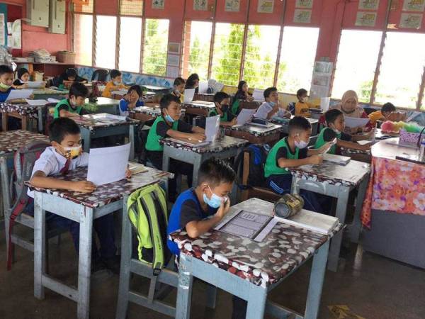 Murid-murid di SK Tebengau turut mengikuti World #QuranHour di kelas masing-masing.