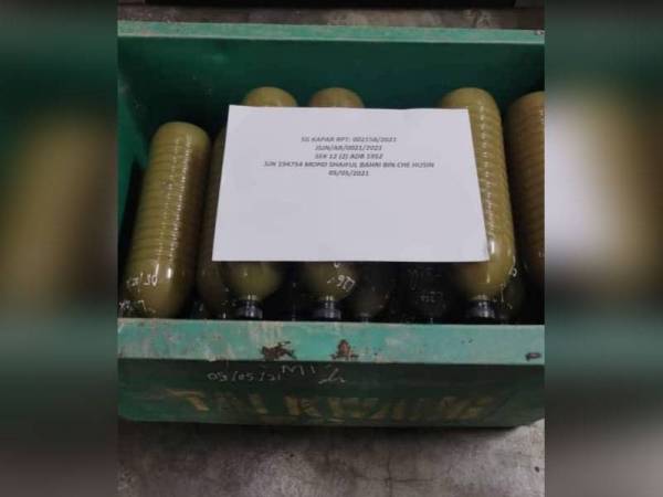Polis merampas 30 botol air ketum dalam serbuan di pondok di hadapan sebuah rumah di Jalan Kapar, Klang pada Rabu.