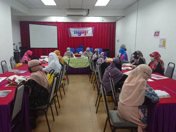 Peserta World #QuranHour membaca al-Quran dengan pematuhan SOP.