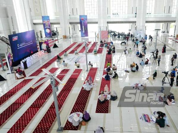 Program World #QuranHour yang diadakan di Masjid Tuanku Mizan Zainal Abidin, Putrajaya pada Khamis dihadiri kira-kira 50 orang peserta. - Foto: Sinar Harian/ Rosli Talib