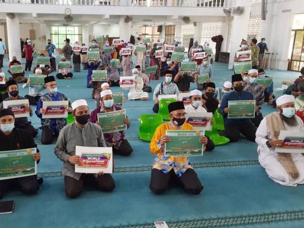 Syed Ibrahim (depan, tengah) hadir pada majlis World #QuranHour di Masjid KUIPSAS, Kuantan pada Khamis.