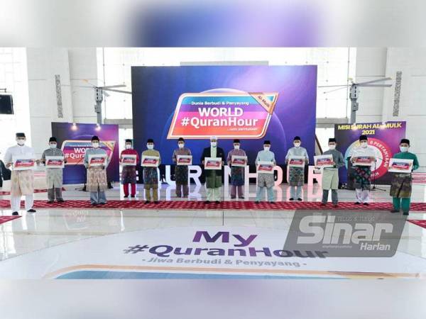 Barisan pentadabbur dan qari jemputan dalam program World #QuranHour yang berlangsung di Masjid Tuanku Mizan Zainal Abidin, Putrajaya pada Khamis. Foto: Sinar Harian/Rosli Talib