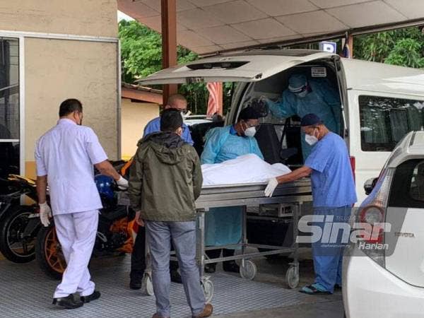 Jenazah tiba di Unit Forensik HRPZ II, Kota Bharu pagi Khamis.