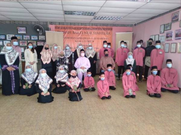 Penghuni dan tetamu yang hadir turut merakamkan gambar kenangan.