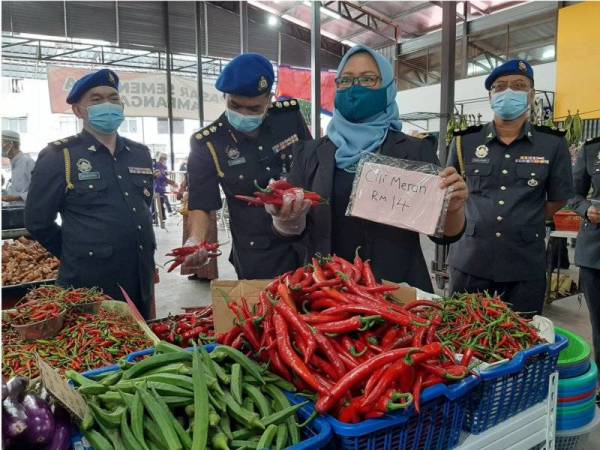 Ain Arjuna menunjukkan cili yang merupakan salah satu barangan terkawal.