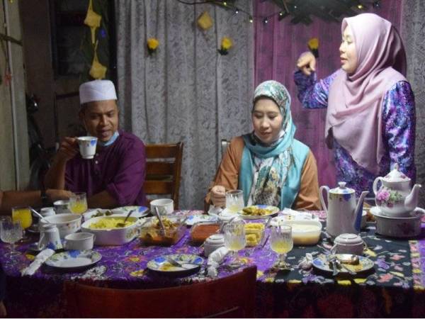 Antara peserta yang menyertai pertandingan keceriaan dan pencahayaan malam tujuh likur kawasan perumahan PDRM Bukit Mentok, Kemaman.