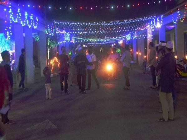 Kawasan lorong dan jalan di perumahan PDRM Bukit Mentok disimbahi cahaya sempena pertandingan keceriaan dan pencahayaan malam tujuh likur yang julung kali diadakan di perumahan tersebut.