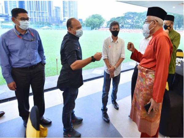 Mahdzir (kanan) beramah mesra bersama Saidon (dua dari kanan), Wan Hasnan dan Husain pada Majlis Iftar Pengurusan Tertinggi TNB bersama Pengarang Kanan di Ibu Pejabat, TNB Bangsar.