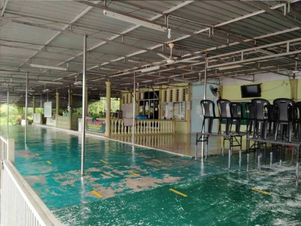 Ada jemaah perlu solat di kaki lima surau selain ruang yang sama dikongsi dengan kelas pembelajaran Kafa anak-anak sekitar Bandar Perdana.