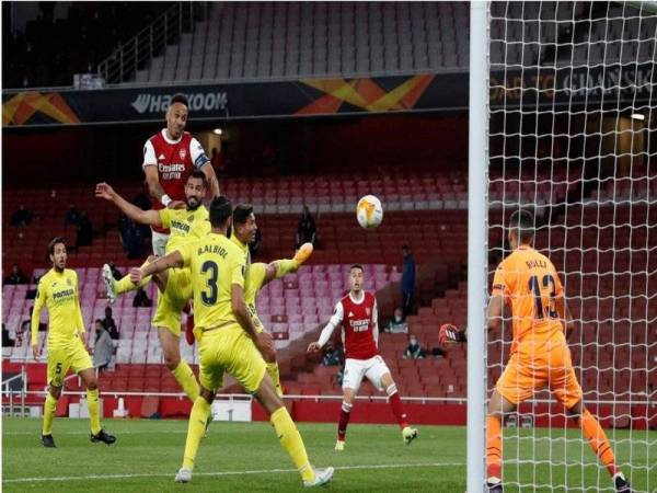Penyerang Arsenal, Pierre Emerick Aubameyang melakukan tandukan ke pintu gol Villareal pada aksi separuh akhir kedua Liga Europa di Emirates, pada awal pagi Jumaat.