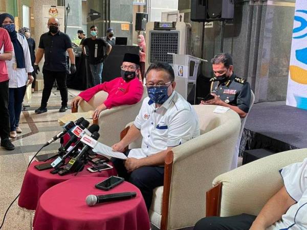 Nanta (kanan) pada sidang akbar selepas melancarkan Program Jualan Prihatin Raya (JPR) di kementeriannya, pada Jumaat.