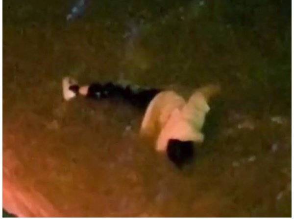 Mangsa berjaya diselamatkan dan dibawa ke hospital untuk rawatan lanjut. - Foto Newsflare via AP