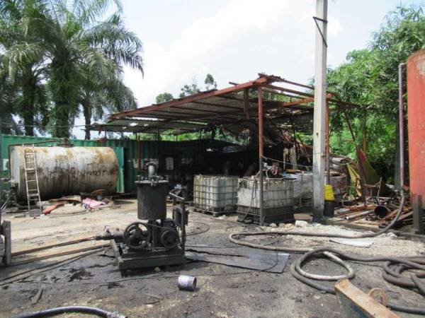 Keadaan di kilang milik tertuduh yang menyimpan minyak pelincir terpakai tanpa kelulusan JAS.