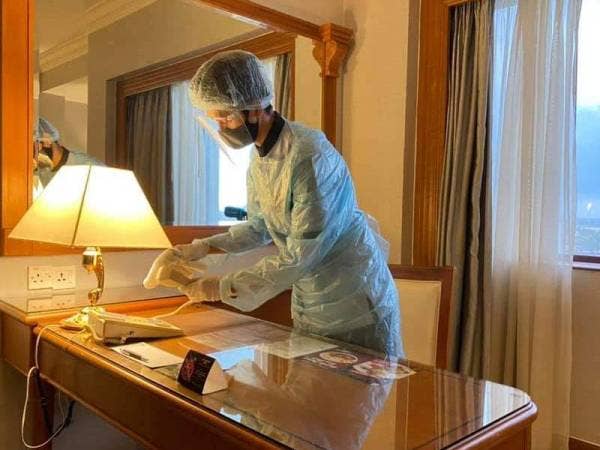Operasi pembersihan dan sanitasi dilakukan di sebuah bilik di Hotel The Grand Renai, Kota Bharu.