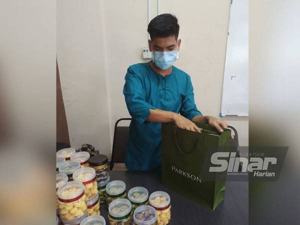 Abdul Haziq menyediakan kuih raya untuk rakan yang tidak pulang berhari raya di kampung masing-masing.