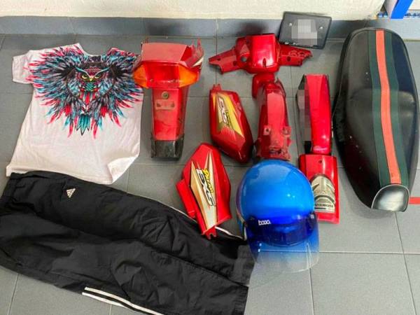 Polis turut merampas topi keledar dan pakaian yang digunakan remaja tersebut semasa melakukan aksi 'wheelie'.