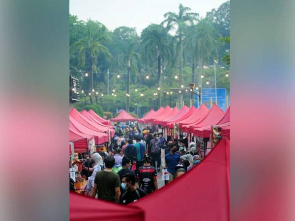 Orang ramai membeli juadah berbuka puasa ketika tinjauan di Bazar Ramadan Kompleks PKNS Shah Alam pada Rabu. - Foto Bernama