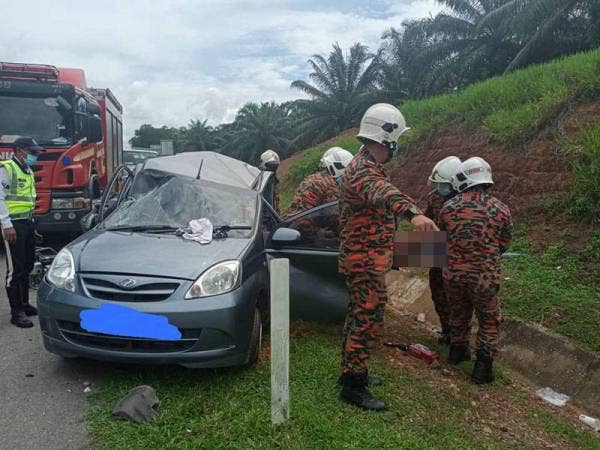Kemalangan melibatkan sebuah Perodua Viva dan kenderaan pacuan empat roda di Kilometer 137.5 Lebuhraya Pantai Timur 1 (LPT1) arah timur pada Jumaat.- Foto JBPM Pahang