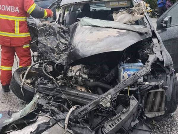 Keadaan kereta dinaiki mangsa mengalami remuk teruk dan terbakar di bahagian hadapan selepas terbabit dalam nahas dengan treler di Kilometer 55 Jalan Ipoh-Taiping dekat Kampung Pasir, Kuala Kangsar pada Jumaat.