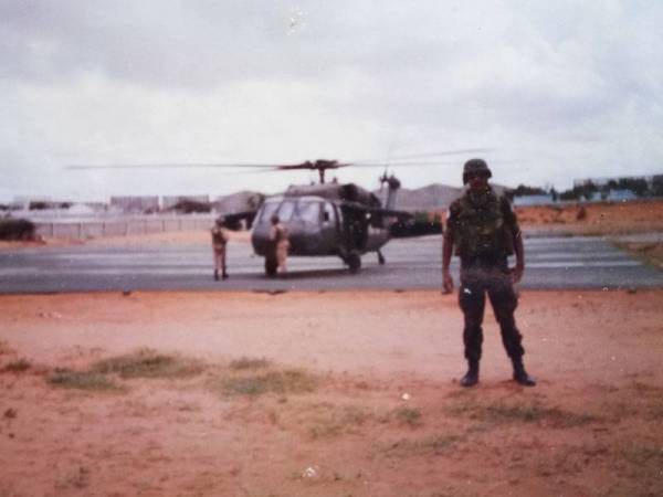 Kamaruddin merakam detik kenangan bersama salah sebuah helikopter Black Hawk.