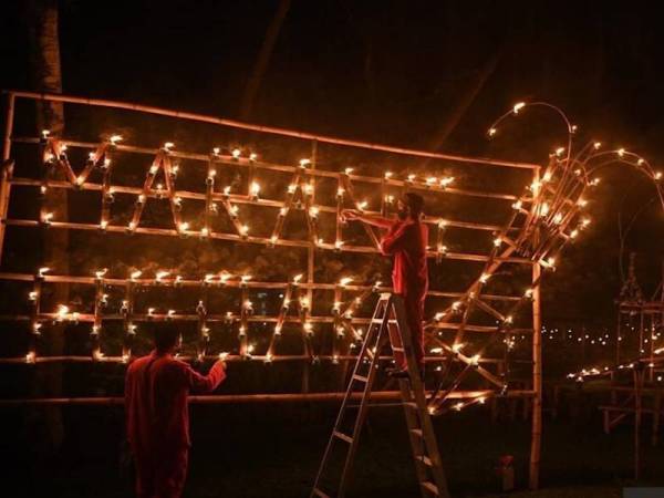 Limpahan cahaya pelita pelbagai bentuk yang direka khas oleh kakitangan setiap pejabat daerah mewakili lambang istimewa yang sinonim di daerah masing-masing dan berjaya membangkitkan kemeriahan sambutan Aidilfitri tidak lama lagi. - Foto Bernama
