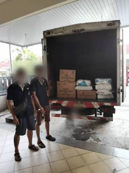 Dua suspek bersama pelbagai jenis mercun yang berjaya dirampas PGA Simpang Renggam di Johor pada Jumaat. (Foto: PGA)