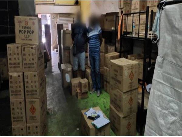 Dua suspek bersama pelbagai jenis mercun yang berjaya dirampas dalam serbuan oleh PGA Simpang Renggam di Johor pada Jumaat.- Foto PGA