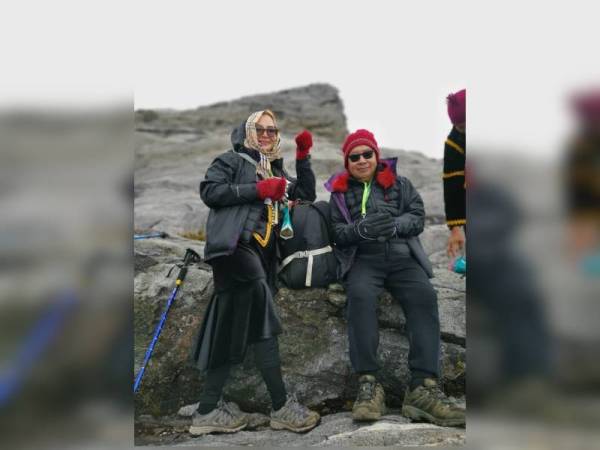 Jeffrey bersama isteri berjaya menawan puncak Gunung Kinabalu.