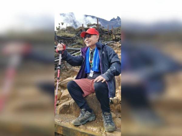 Jeffrey ketika dalam perjalanan mendaki Gunung Kinabalu pada Jumaat.