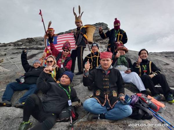 Jeffrey bersama rombongan menjayakan misi mendaki Gunung Kinabalu.