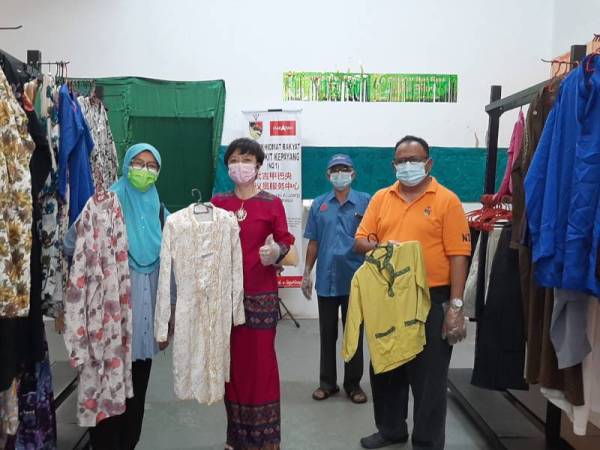 Nicole (tengah) menunjukkan antara pakaian di kedai ala butik berkenaan di Taman Bukit Kepayang, Seremban pada Sabtu.