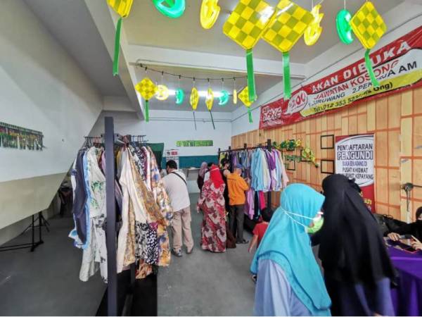 Antara yang datang mengambil pakaian yang disediakan.