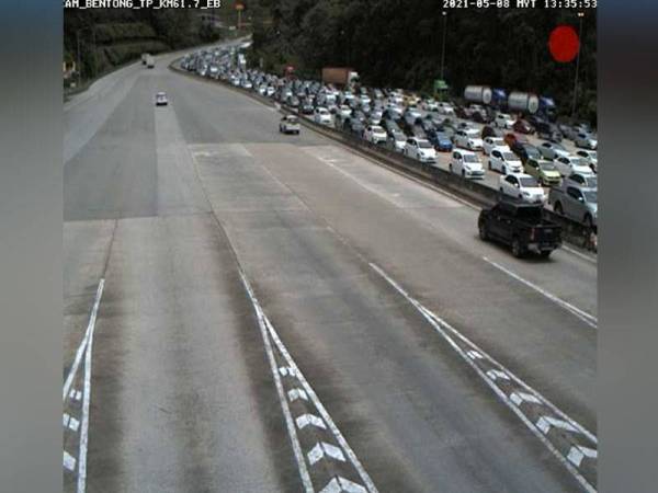 Gambar yang dikongsikan Twitter LLM menunjukkan kesesakan di kawasan Plaza Tol Bentong pada awal petang Sabtu.