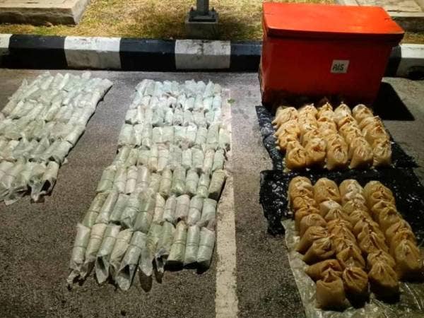 Barangan yang dirampas di lokasi memproses ketum di kawasan hutan berhampiran Kampung Keladang, Kota Bharu pada Sabtu.