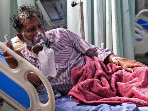 Pesakit Covid-19 di India bergelut untuk mendapatkan bekalan oksigen selepas negara itu berdepan gelombang 'tsunami' jangkitan kedua. - Foto: AFP