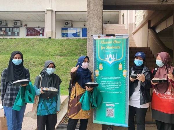 Mahasiswa UIAM menerima manfaat sumbangan hasil Tabung Iftar dan Tabung ALSAFA yang digerakkan Bahagian Perhubungan Alumni UIAM.
