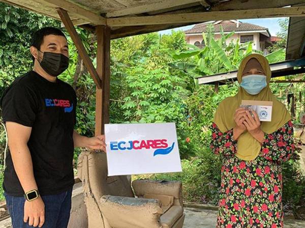 Sumbangan juga diserahkan ke rumah-rumah asnaf yang dikenal pasti.