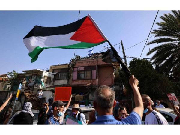 Penunjuk perasaan Palestin berhimpun bagi membantah tindakan Israel merampas tanah penduduk Palestin di Sheikh Jarrah. - AFP