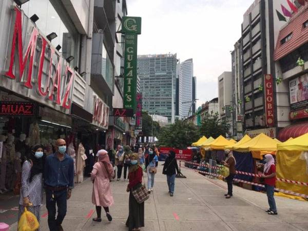 Keadaan bazar Aidilfitri di sekitar Jalan TAR, Kuala Lumpur pada Sabtu.
