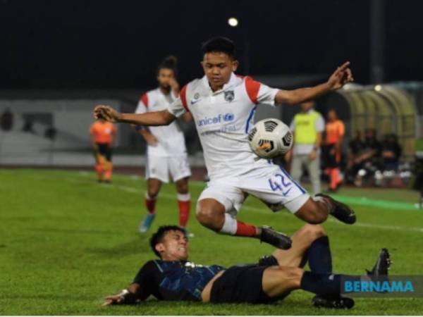 Pemain JDT, Arif Aiman Mohd Hanafi mengawal bola semasa bertemu dengan pemain pasukan Penang FC pada perlawanan Liga Super 2021 di Stadium Bandaraya, Jalan Perak pada Sabtu. - Foto Bernama