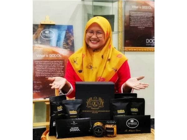 Mislinda menunjukkan produk dodol premium yang diusahakannya.