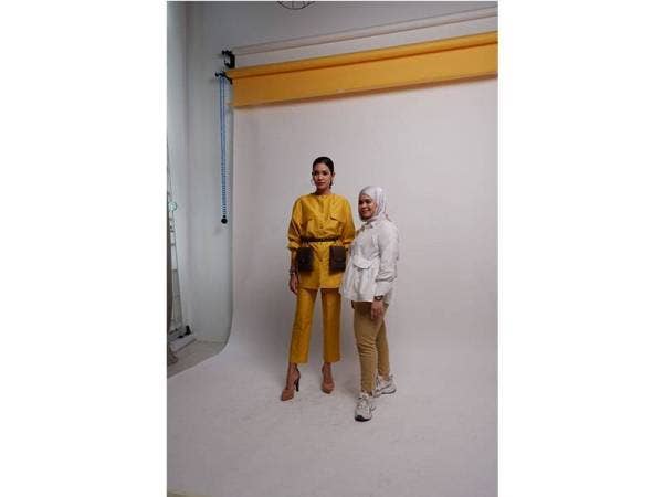 Miya bersama model yang menggayakan koleksi beg tangan jenama Paku.