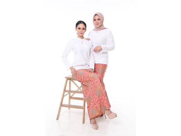 Fyrose dan modelnya memperagakan baju kurung kain ‘cotton’ jenama Iris Jasmin.