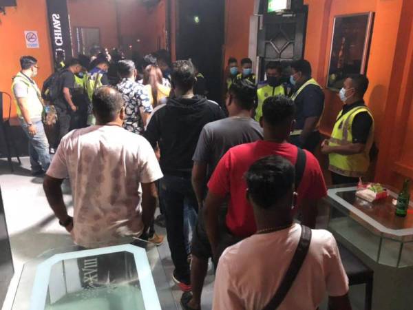 Antara individu yang ditahan kerana ingar SOP PKPB dengan mengunjungi pusat hiburan di Jalan Georgetown pada awal pagi Ahad.
