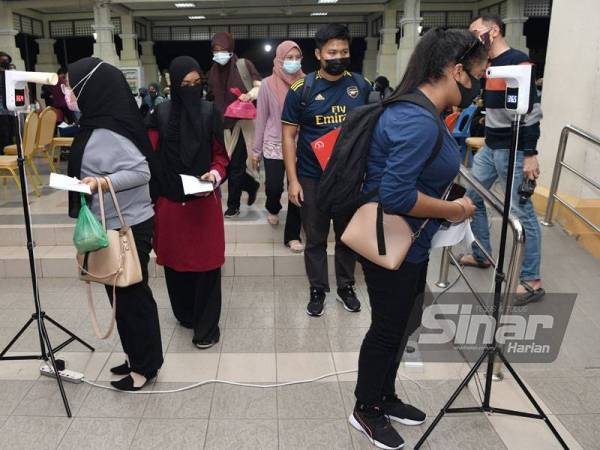 Pelajar dihantar pulang melalui prosedur operasi standard (SOP) yang ketat oleh pihak pengurusan universiti.