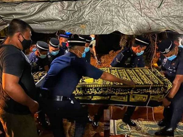 Pengebumian Allahyarham Norhalim di tanah perkuburan Islam Felda Bukit Damar Lanchang, Sabtu.